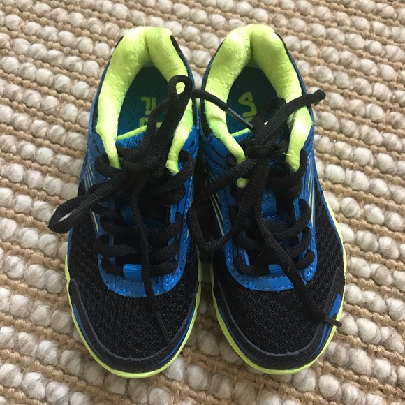 fila boys running shoes